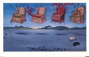 サルバドール・ダリ Painting - 空に浮かぶ4つの肘掛け椅子 サルバドール・ダリ